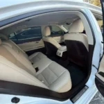 Світлий шкіряний салон Lexus ES із заднім диваном для поїздки з Одеси до Бухареста
