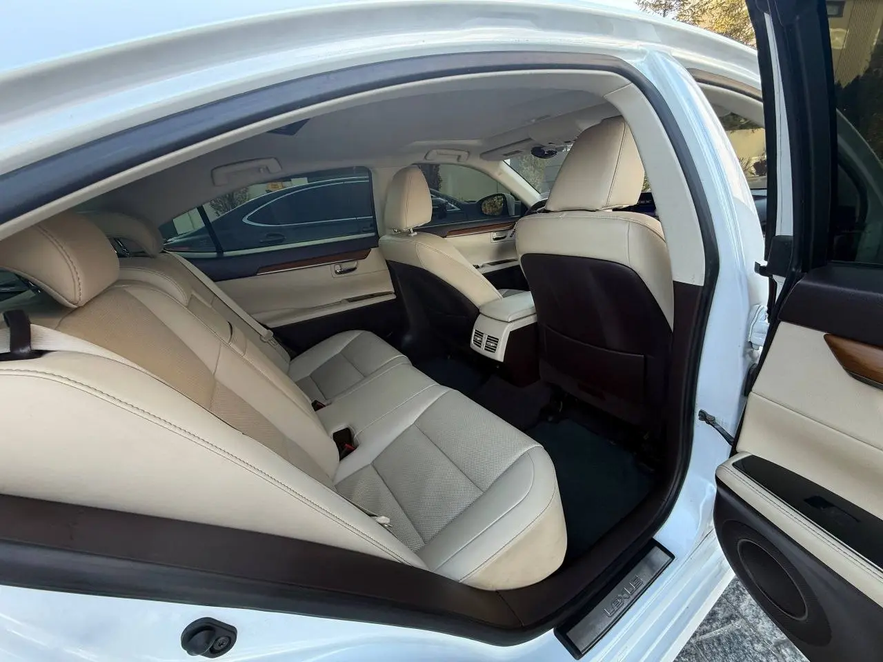 Світлий шкіряний салон Lexus ES із заднім диваном для поїздки з Одеси до Бухареста