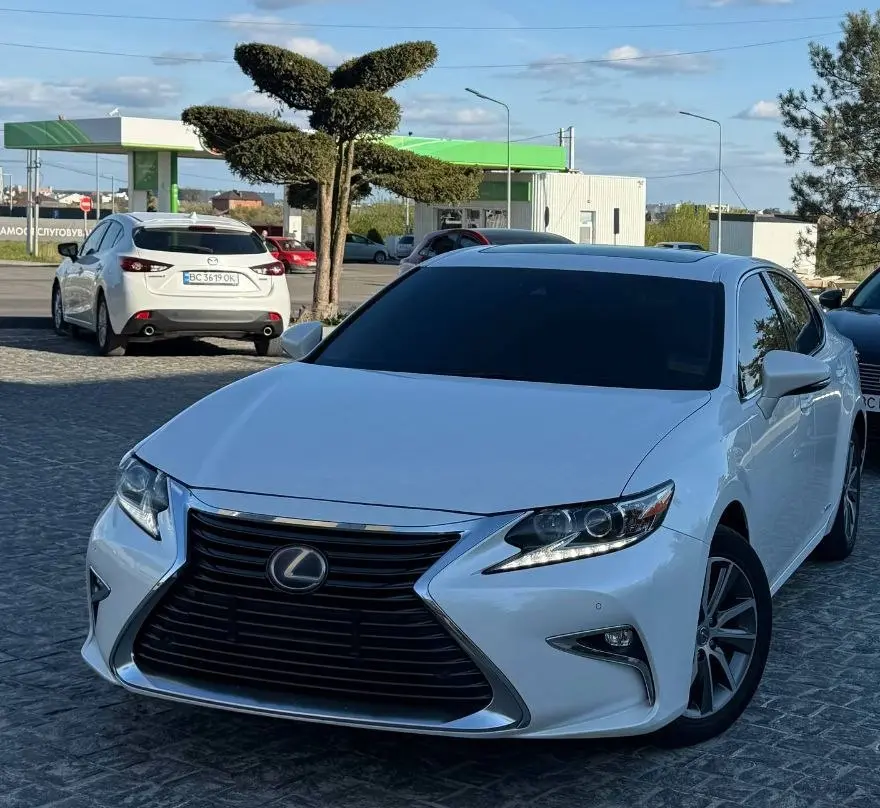 Білий седан Lexus ES для трансферу з Одеси до Бухареста й аеропорту OTP