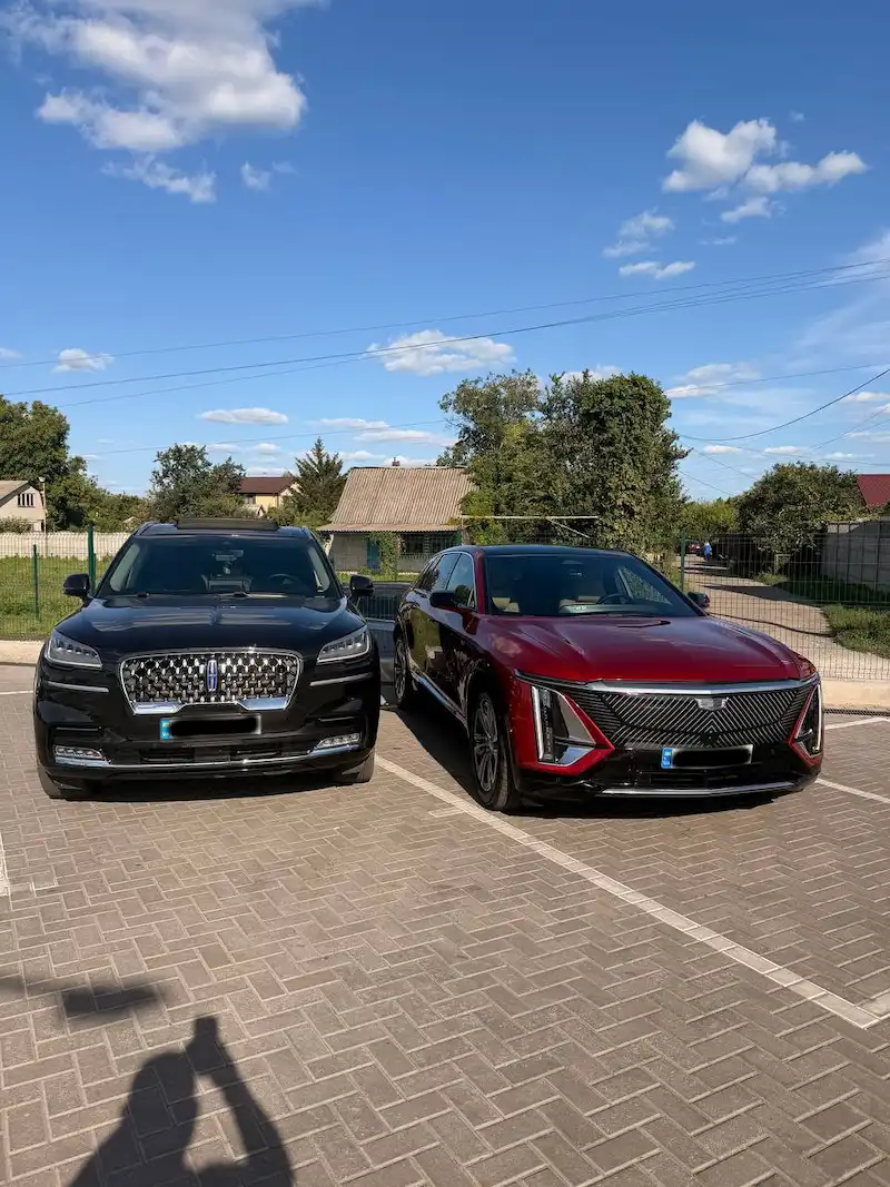 Пасажирські перевезення за кордон на Lincoln Aviator і Cadillac Lyriq