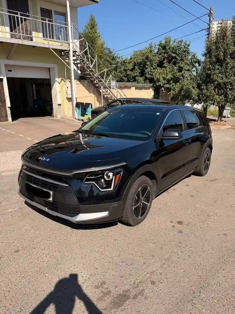 Вінниця Кишинів на чорному кросовері Kia Niro