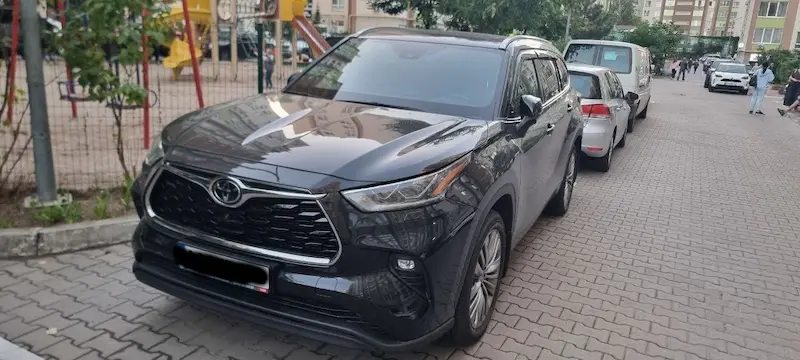 Трансфер Київ Вроцлав на чорному кросовері Toyota Highlander