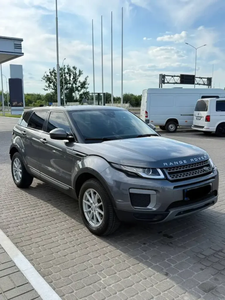 Трансфер Київ Катовіце: сірий кросовер Range Rover Evoque на заправці