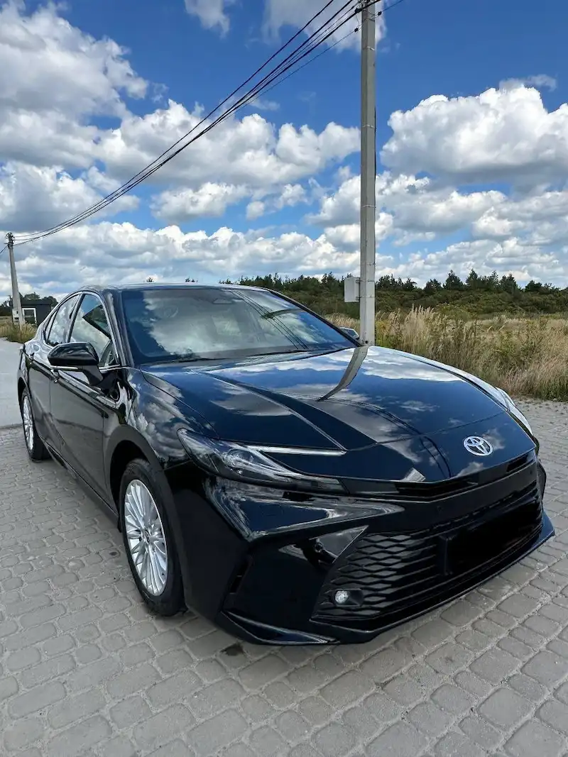 Чорний седан Toyota для трансферу Київ Катовіце
