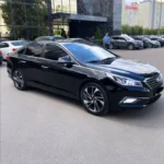 Трансфер Київ Познань: чорний седан Hyundai Sonata на парковці