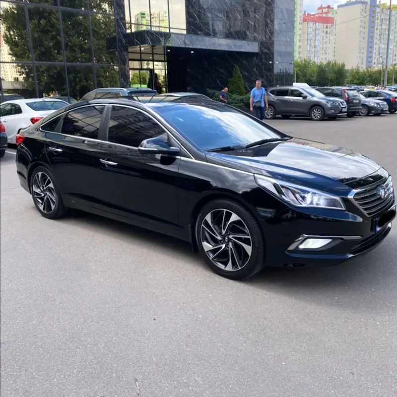 Трансфер Київ Познань: чорний седан Hyundai Sonata на парковці