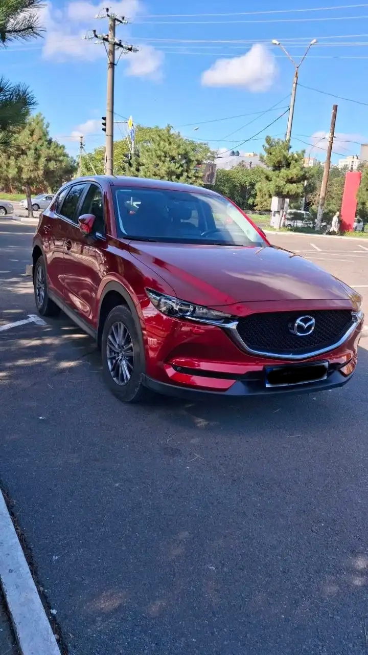 Львов Вроцлав - красный кроссовер Mazda CX-5 на парковке