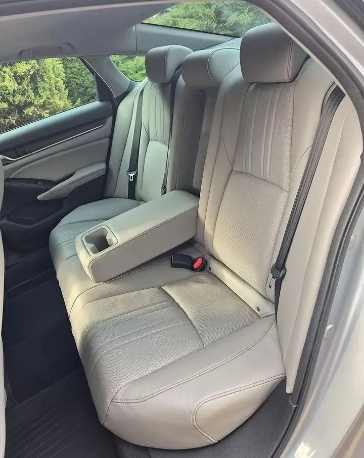 Світлий шкіряний салон Honda Accord з підлокітником для дороги до Кишинева