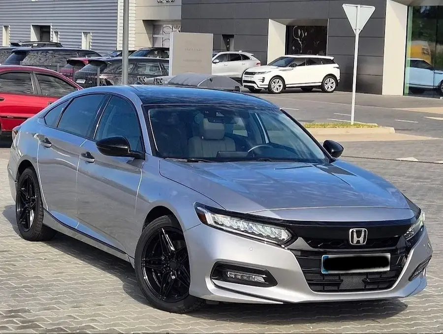 Сріблястий седан Honda Accord для трансферу з Вінниці в Кишинів