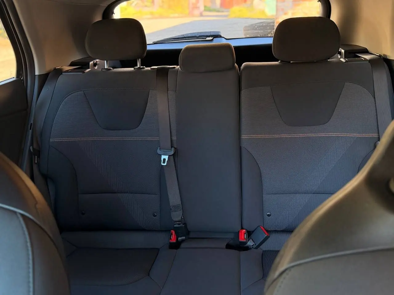 Задній диван Kia Niro на трьох пасажирів для поїздки до Кишинева